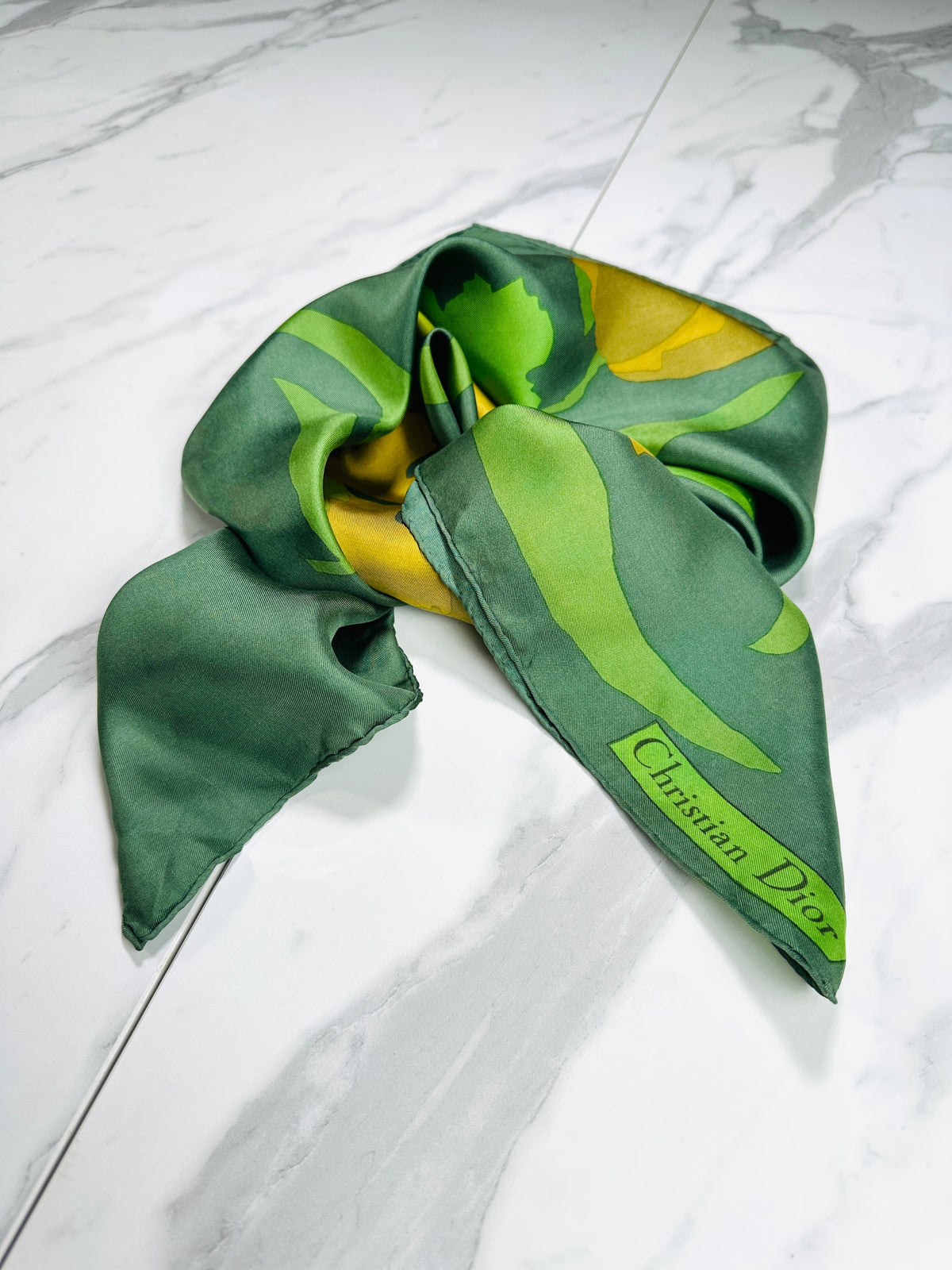 Carré Christian Dior en soie satinée vert et jaune motif floral vintage authentique
