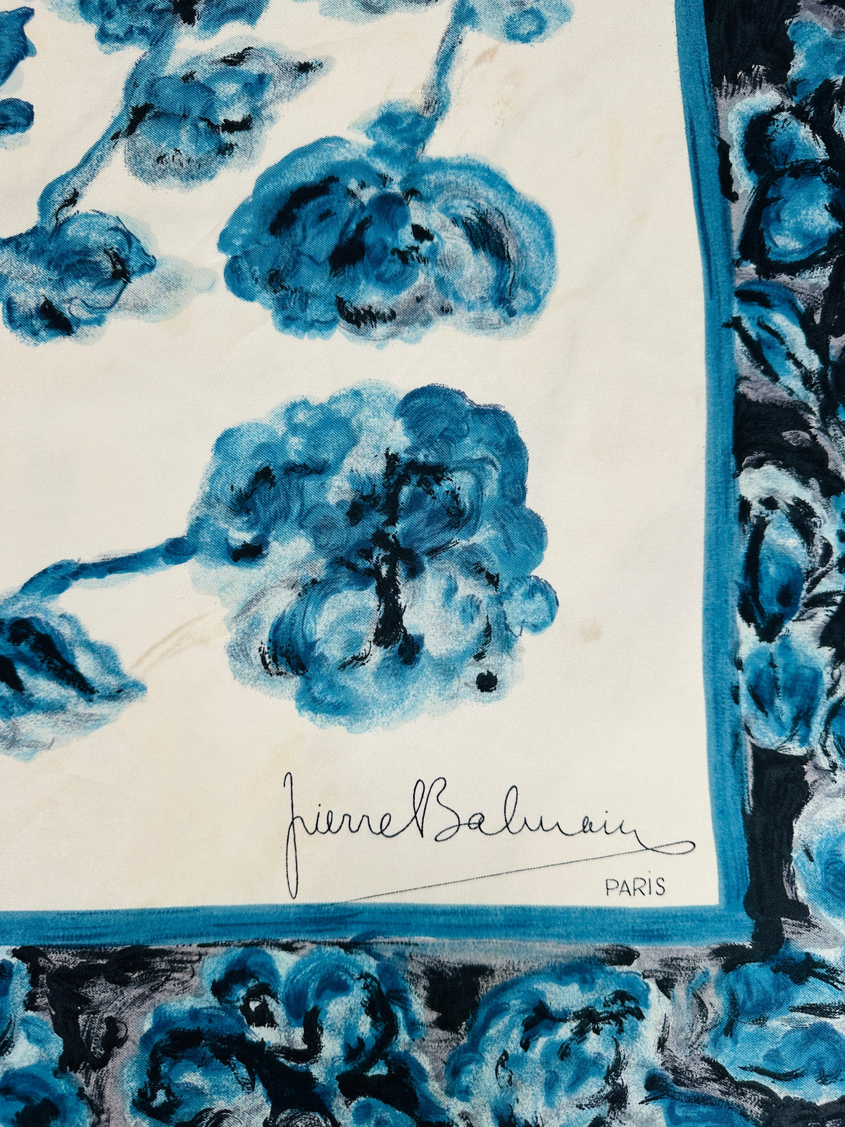 Carré Pierre Balmain en soie ivoire et bleu motif floral vintage authentique