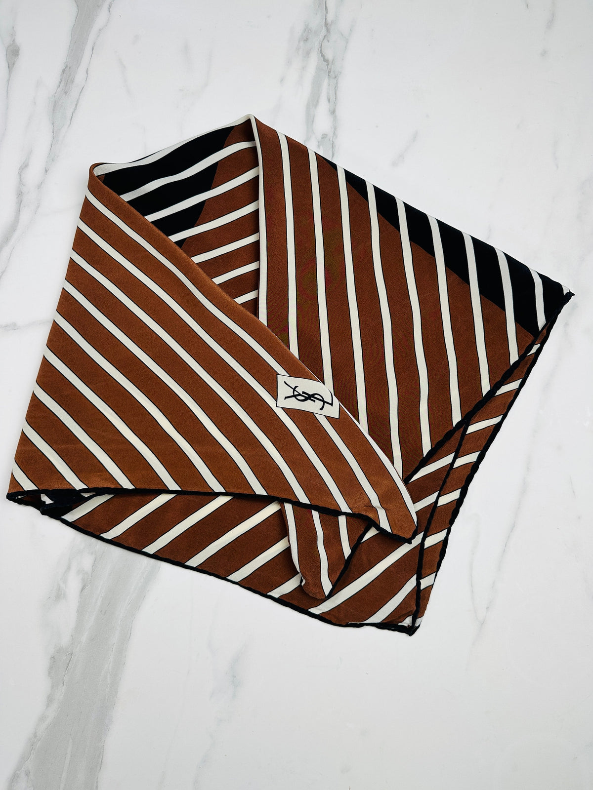 Foulard en soie vintage authentique Yves Saint Laurent marron et crème à motif rayé