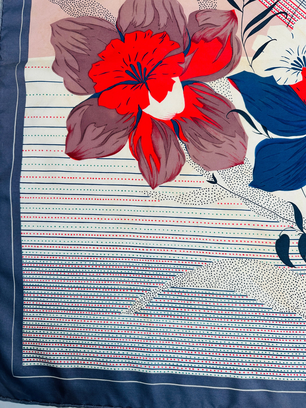 Carré Christian Dior en soie satinée bleu marine et rose motif floral vintage authentique