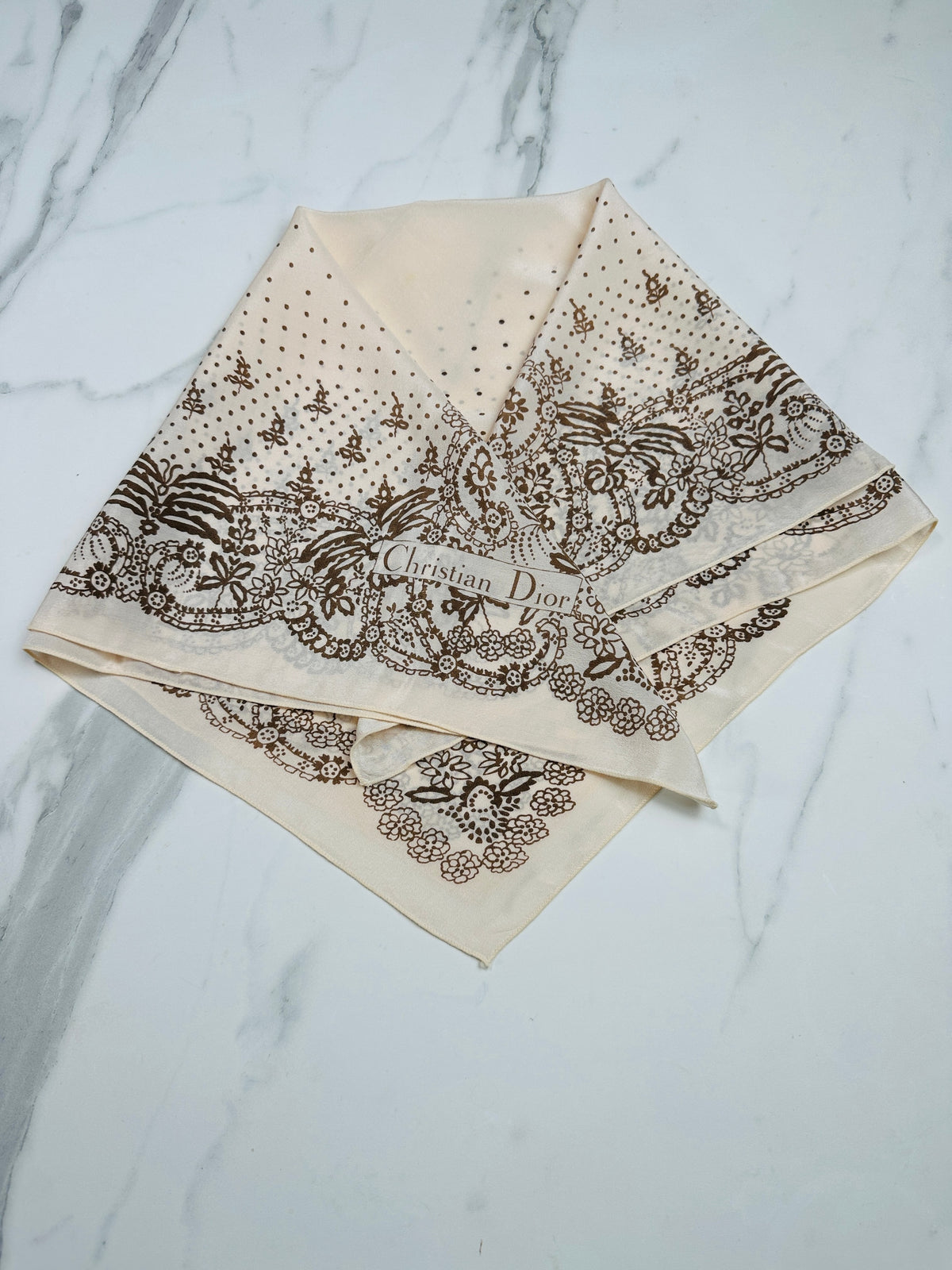 Carré Christian Dior en crêpe de soie ivoire et marron motif floral vintage authentique