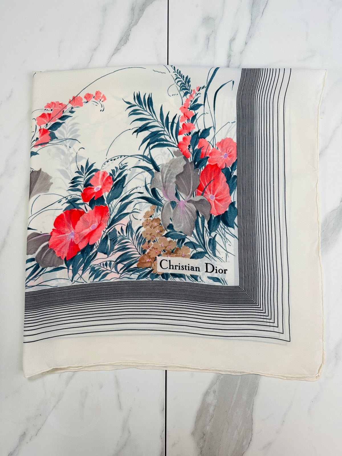 Carré Christian Dior en soie de crêpe ivoire, bleu et rouge motif floral vintage authentique