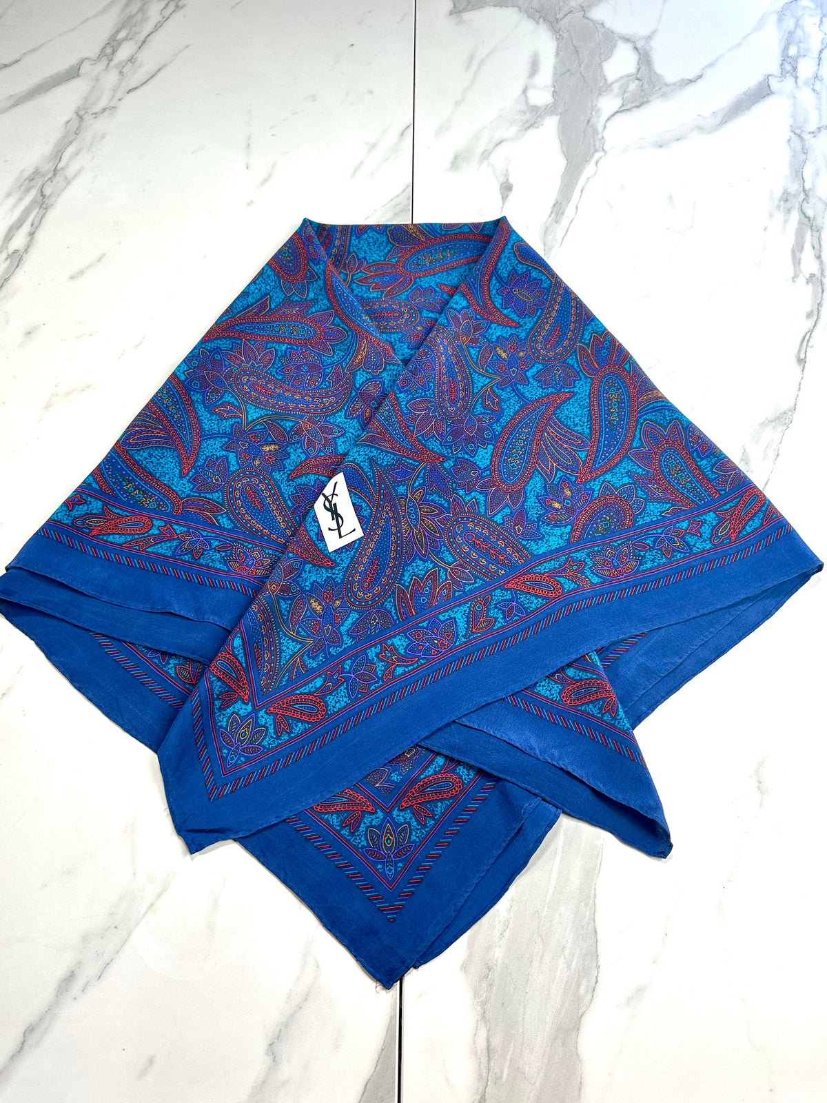 Carré Yves Saint Laurent en crêpe de soie bleu motif cachemire vintage authentique