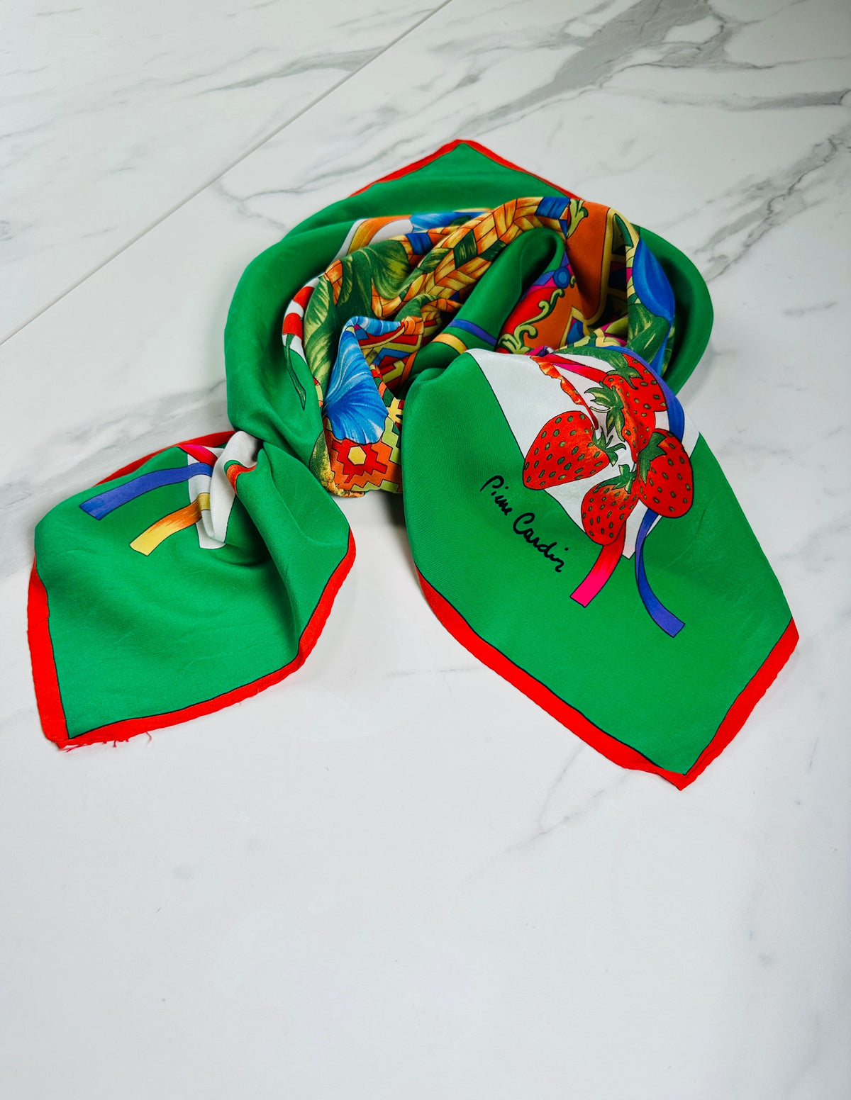 Grand carré Pierre Cardin en soie vert et rouge motif floral vintage authentique
