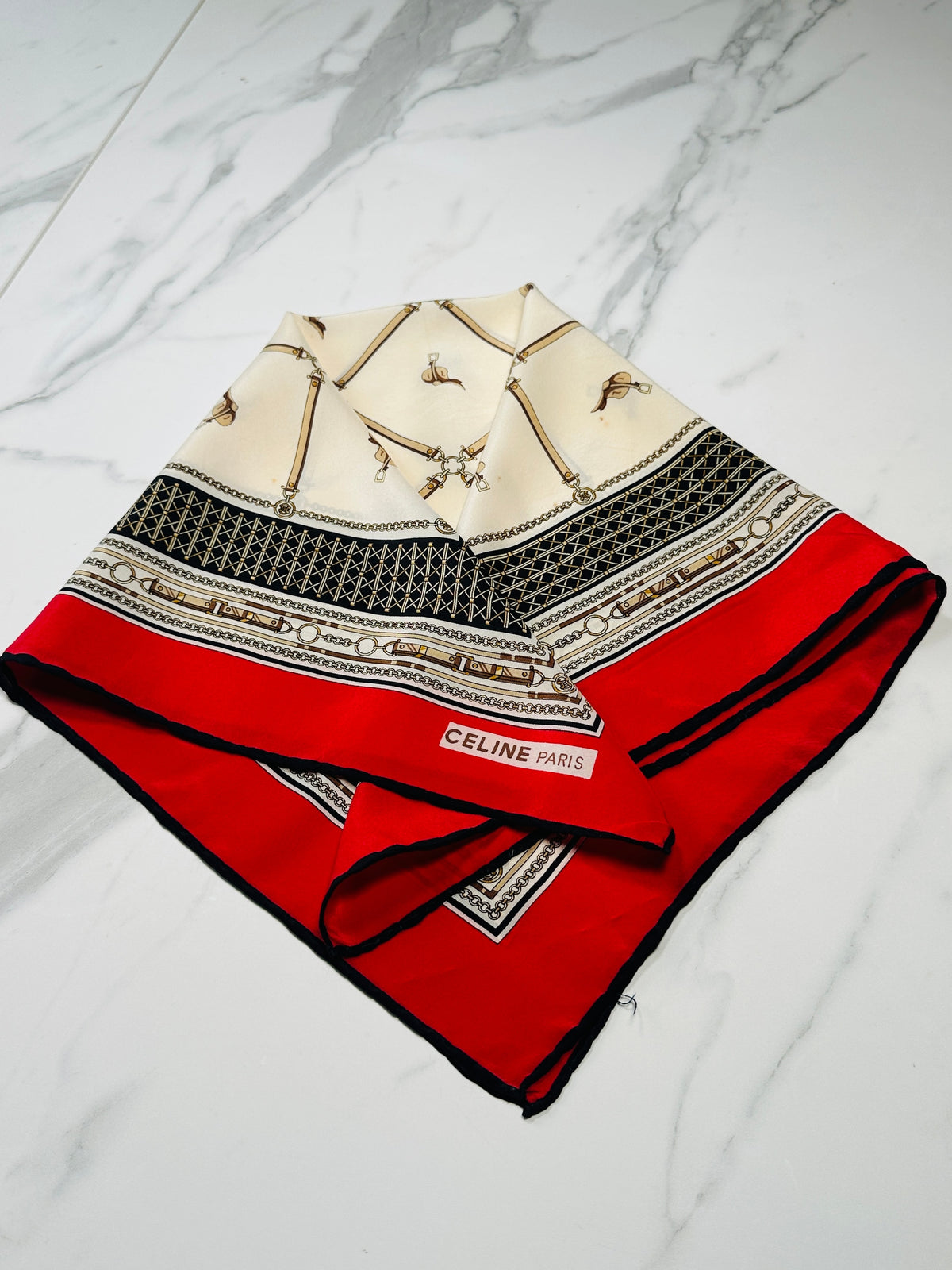 Foulard Céline Vintage Authentique en Soie Rouge et Crème à Motif Équestre
