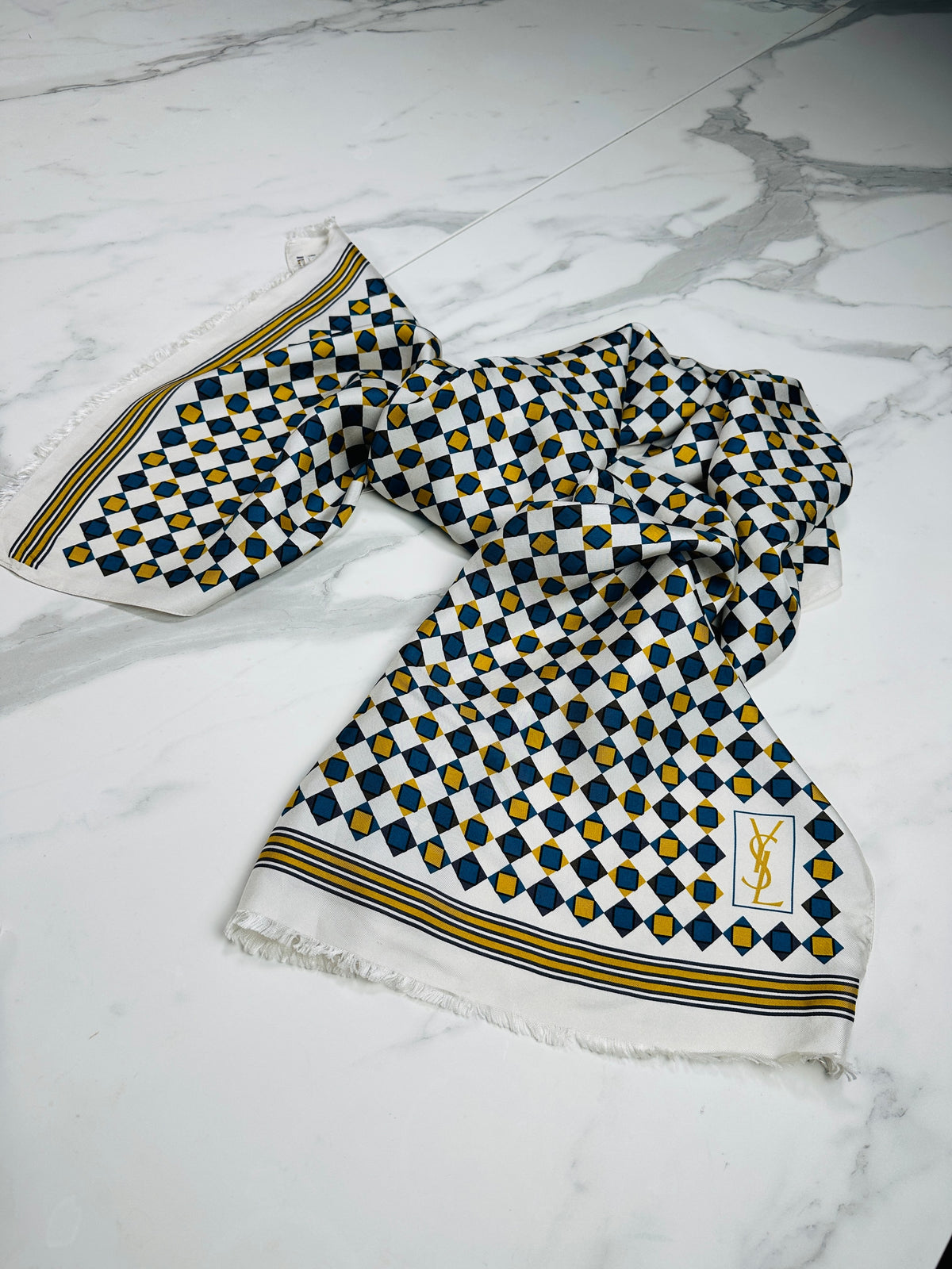 Foulard Yves Saint Laurent en soie ivoire et bleu motif géométrique vintage authentique