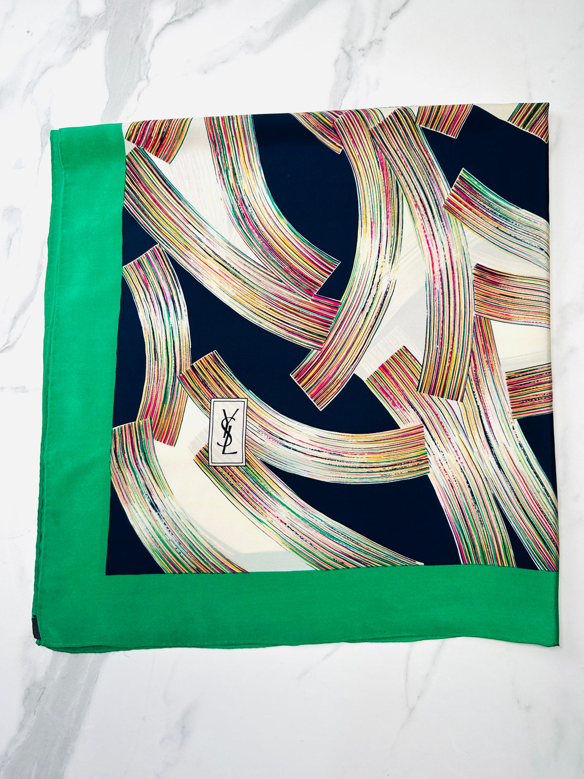 Grand foulard Yves Saint Laurent en soie verte et bleu marine avec motif abstrait vintage authentique