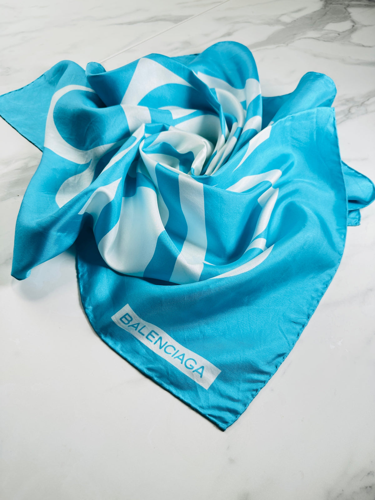 Foulard en soie Balenciaga vintage authentique à motif logo bleu et blanc