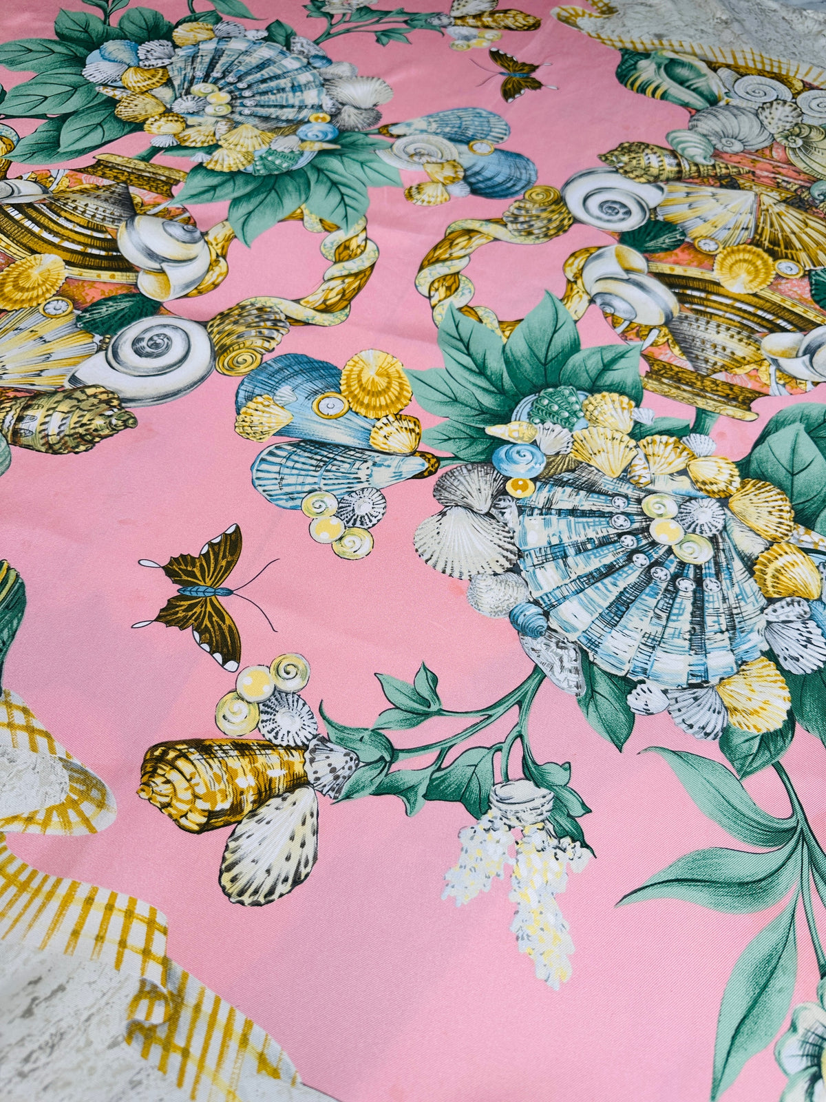 Grand carré Valentino en soie satinée rose et ivoire motif floral vintage authentique