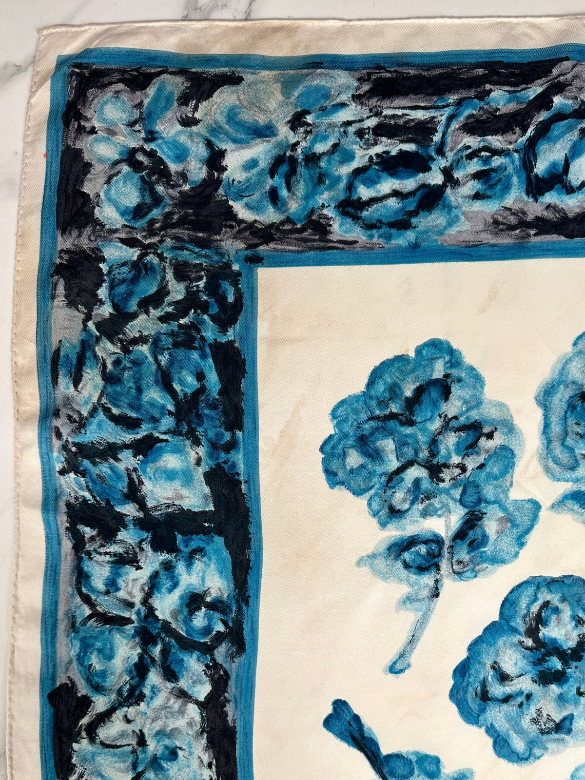 Carré Pierre Balmain en soie ivoire et bleu motif floral vintage authentique