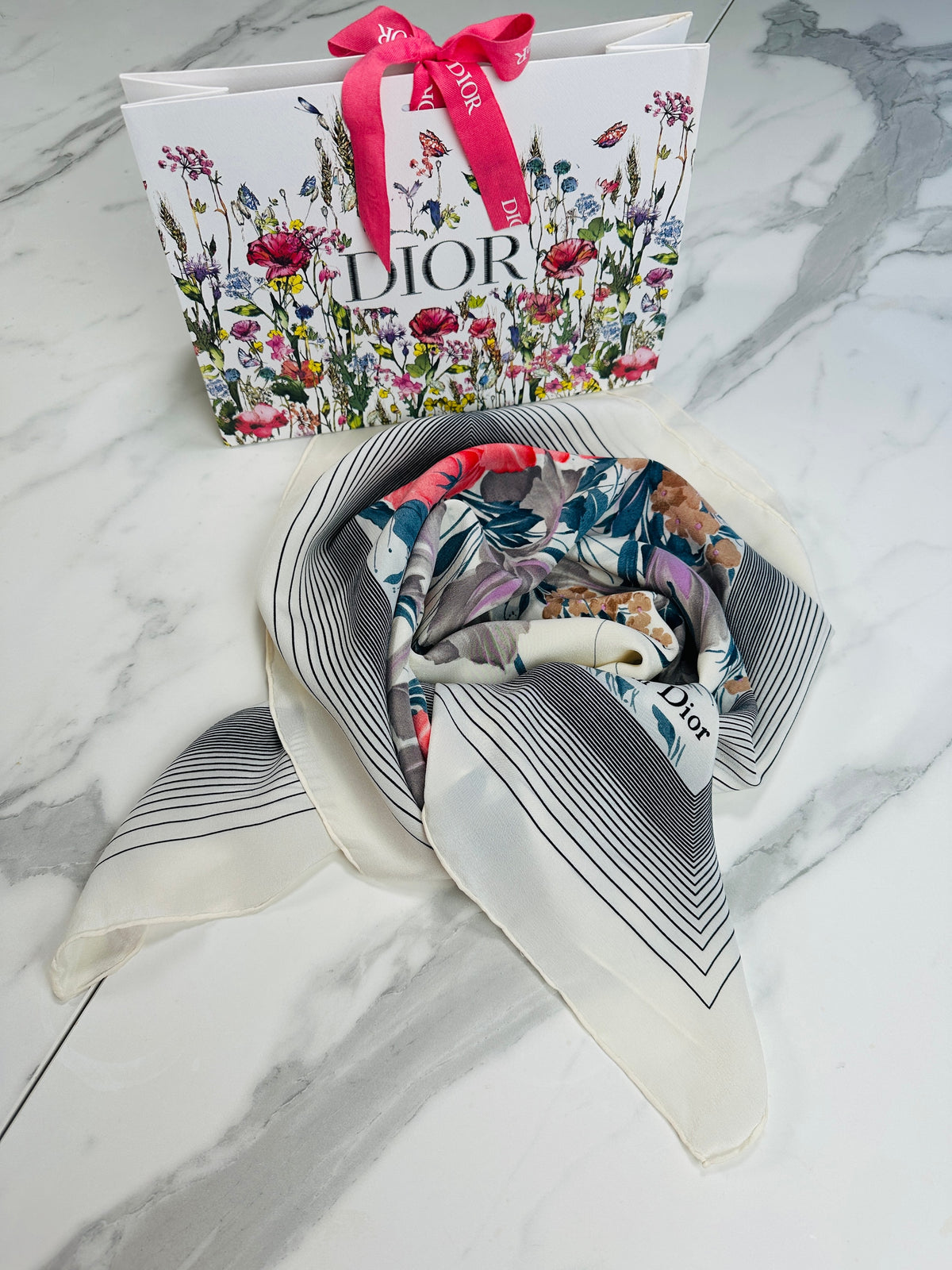 Carré Christian Dior en soie de crêpe ivoire, bleu et rouge motif floral vintage authentique
