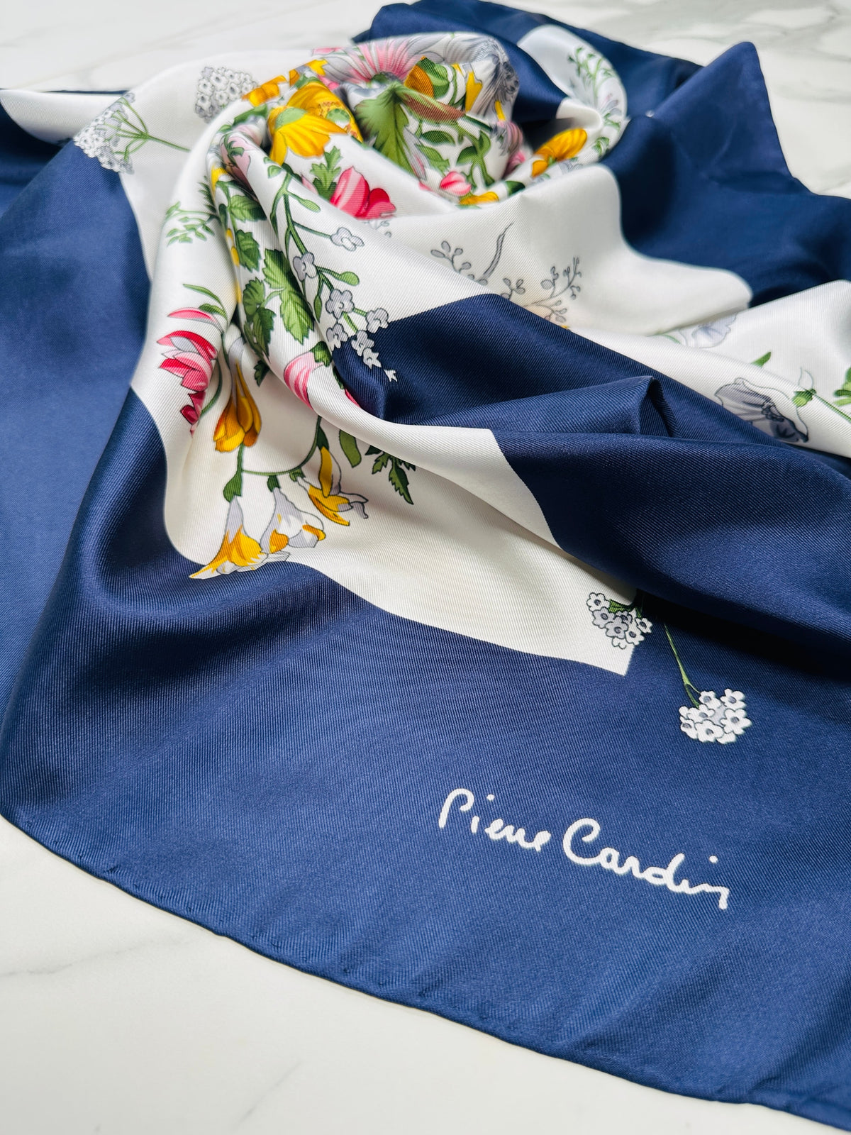Grand foulard en soie Pierre Cardin bleu marine et blanc avec motif floral vintage authentique