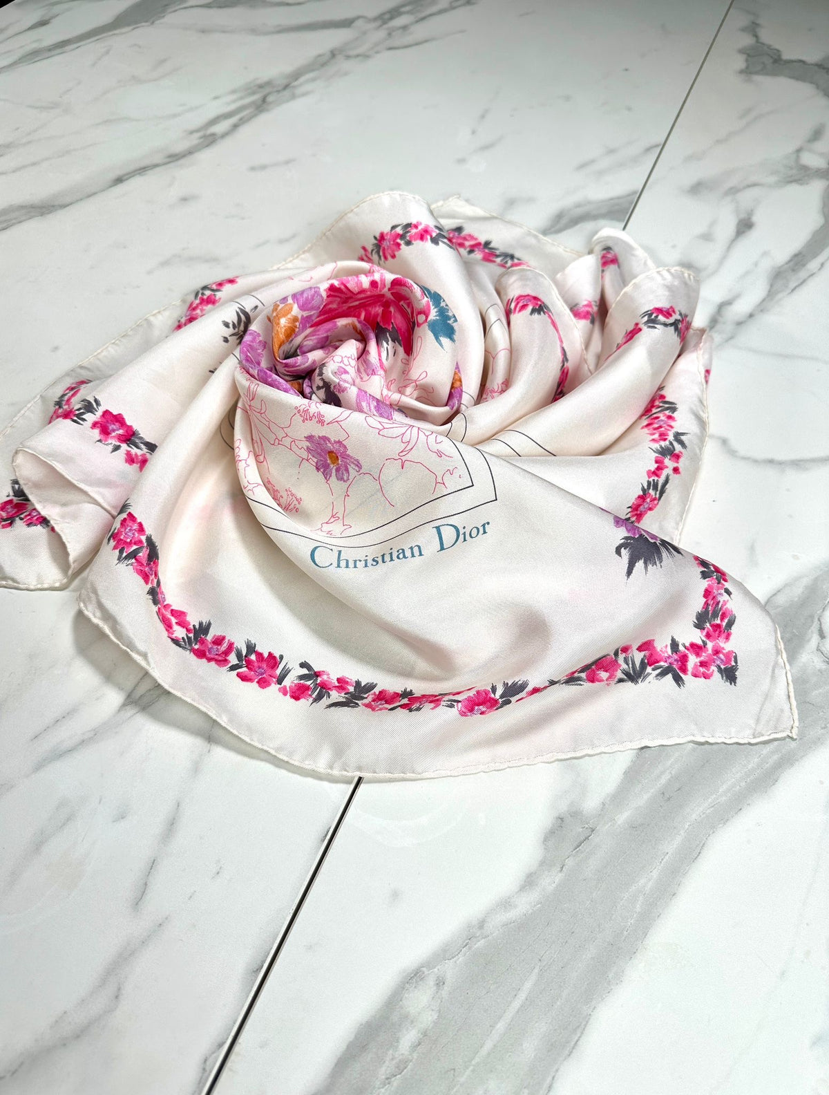 Carré Christian Dior en soie motif floral rose vintage authentique