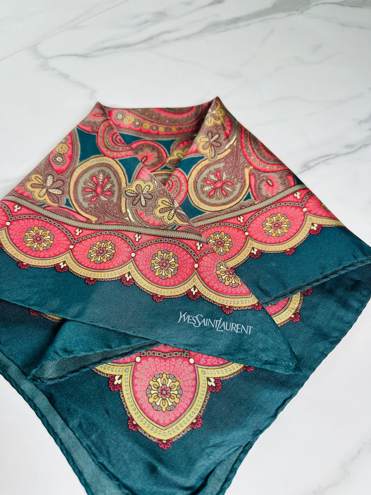 Petit carré Yves Saint Laurent en soie vert et rouge motif cachemire vintage authentique