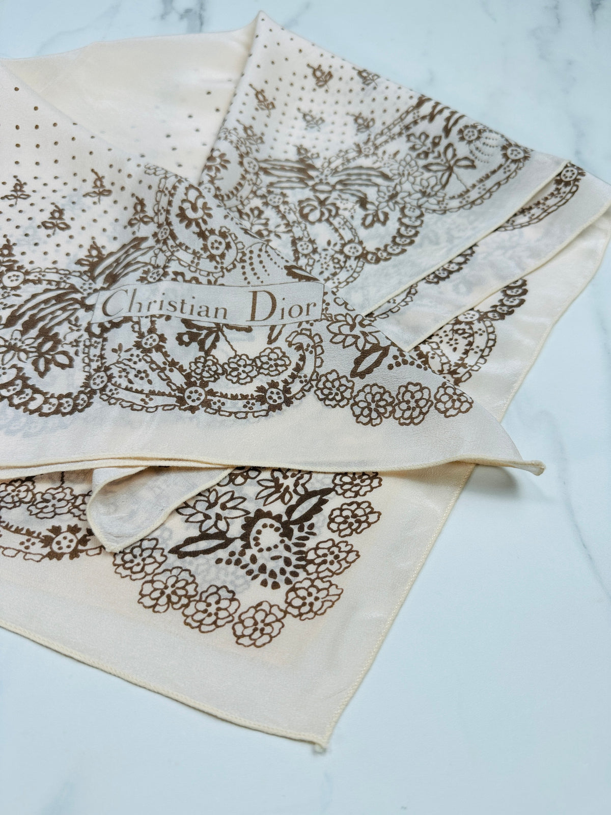 Carré Christian Dior en crêpe de soie ivoire et marron motif floral vintage authentique