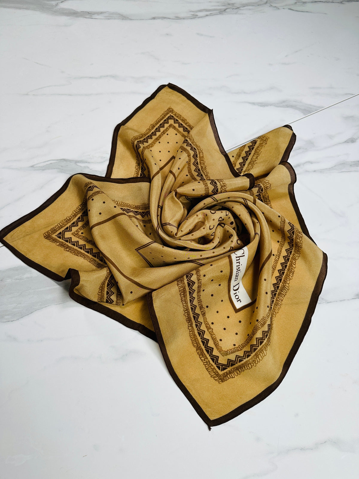 Foulard Vintage Authentique Christian Dior en Crêpe de Soie à Motif Géométrique Beige et Marron