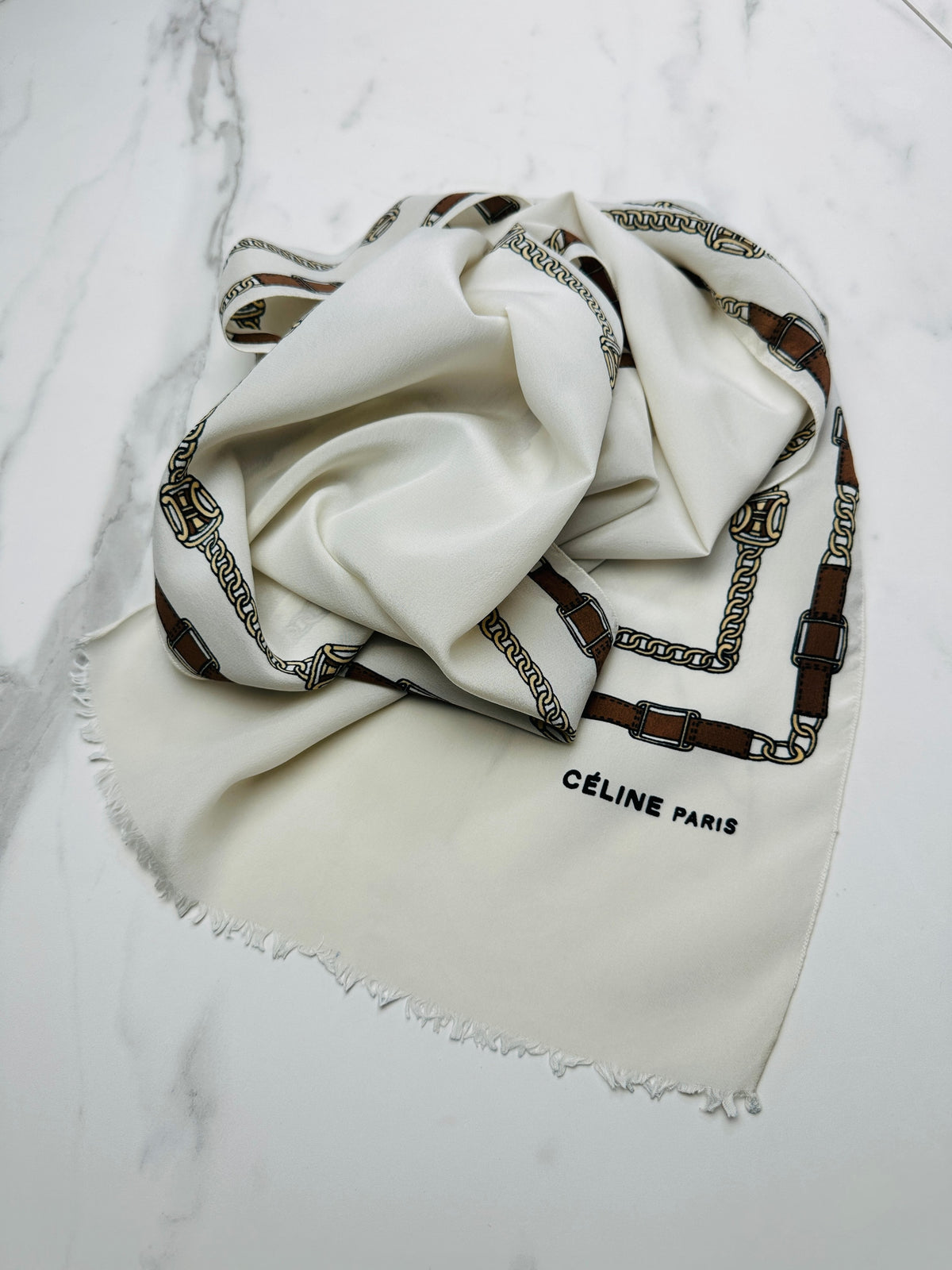 Foulard Céline en crêpe de soie crème et marron avec motif chaîne vintage