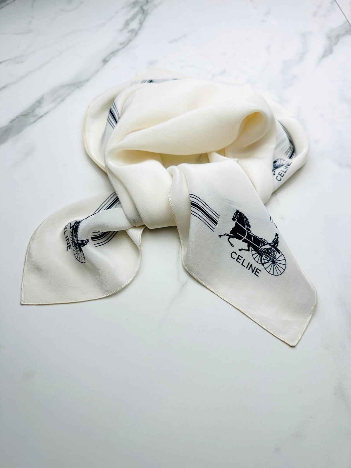Foulard Céline Vintage Authentique en Crêpe de Soie Crème et Noir avec Motif Équestre