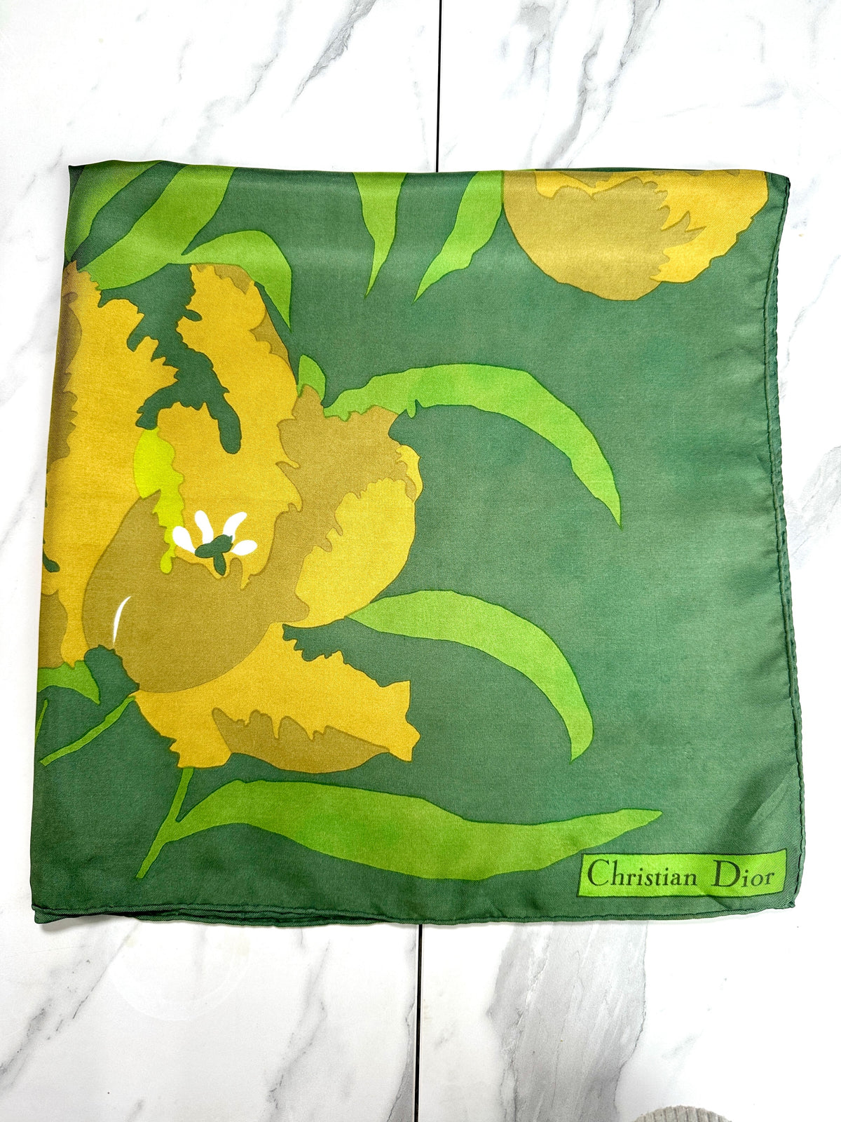 Carré Christian Dior en soie satinée vert et jaune motif floral vintage authentique