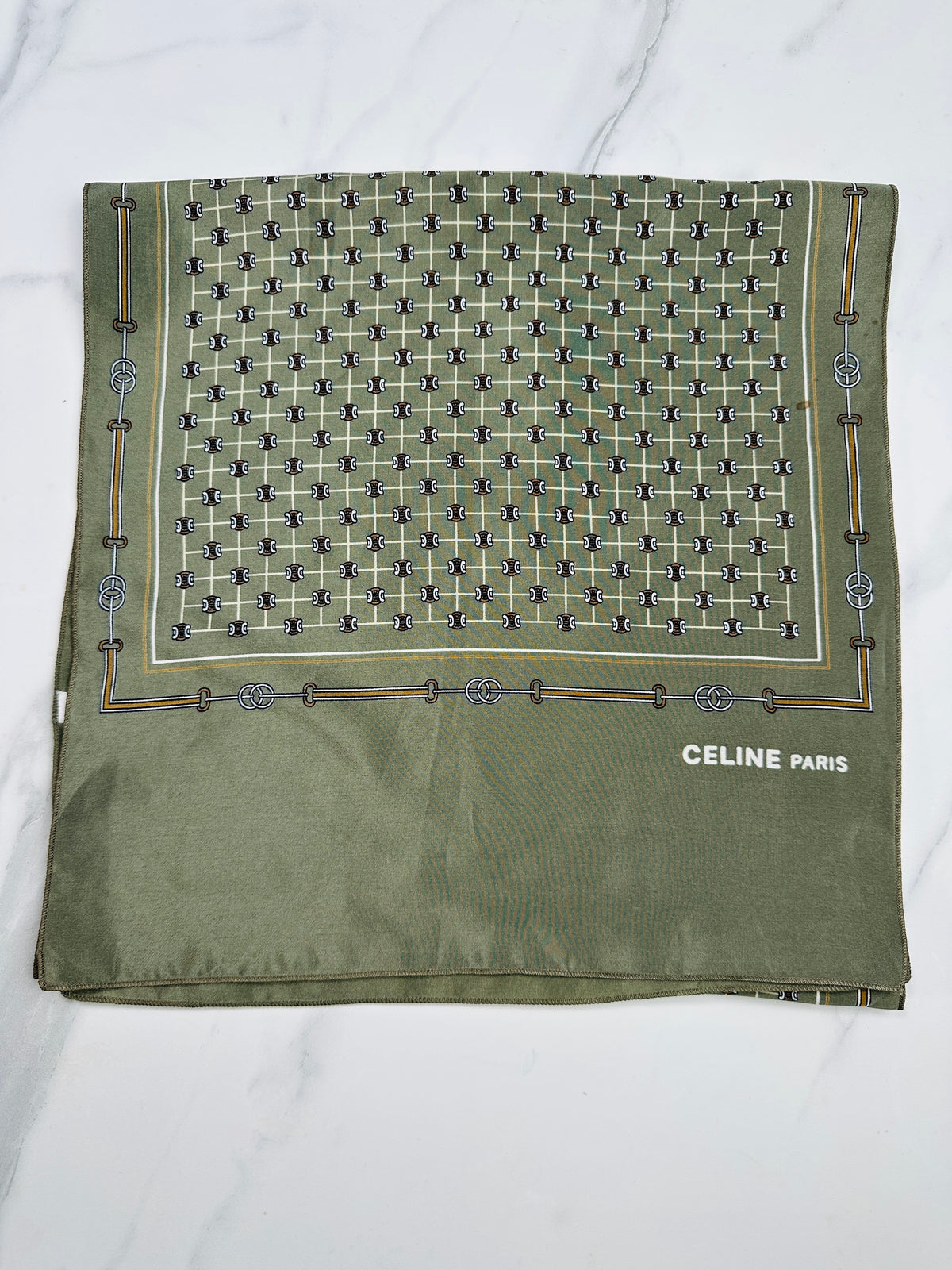 Foulard Celine en crêpe de soie vert olive et marron motif équestre vintage authentique
