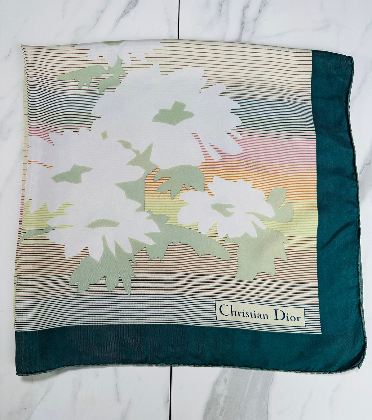 Carré Christian Dior en soie satinée vert et crème motif floral vintage authentique
