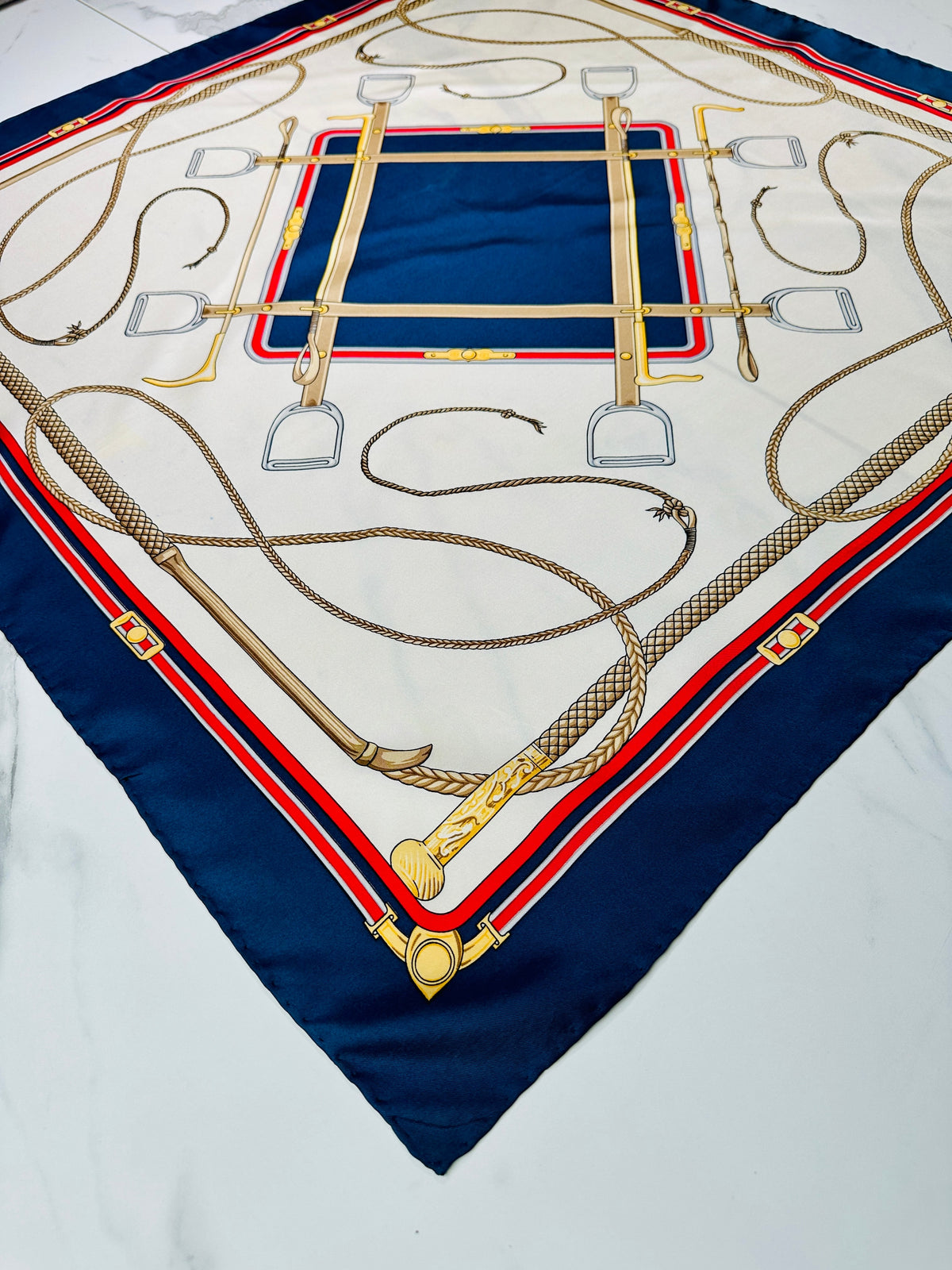 Foulard Céline Vintage Authentique en Soie Marine et Crème à Motif Équestre