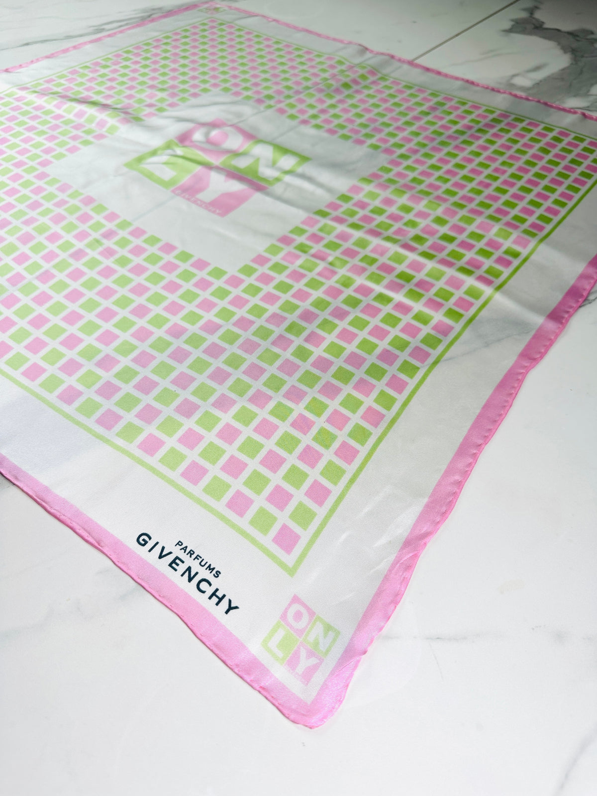 Foulard en soie géométrique blanc et rose Givenchy vintage authentique