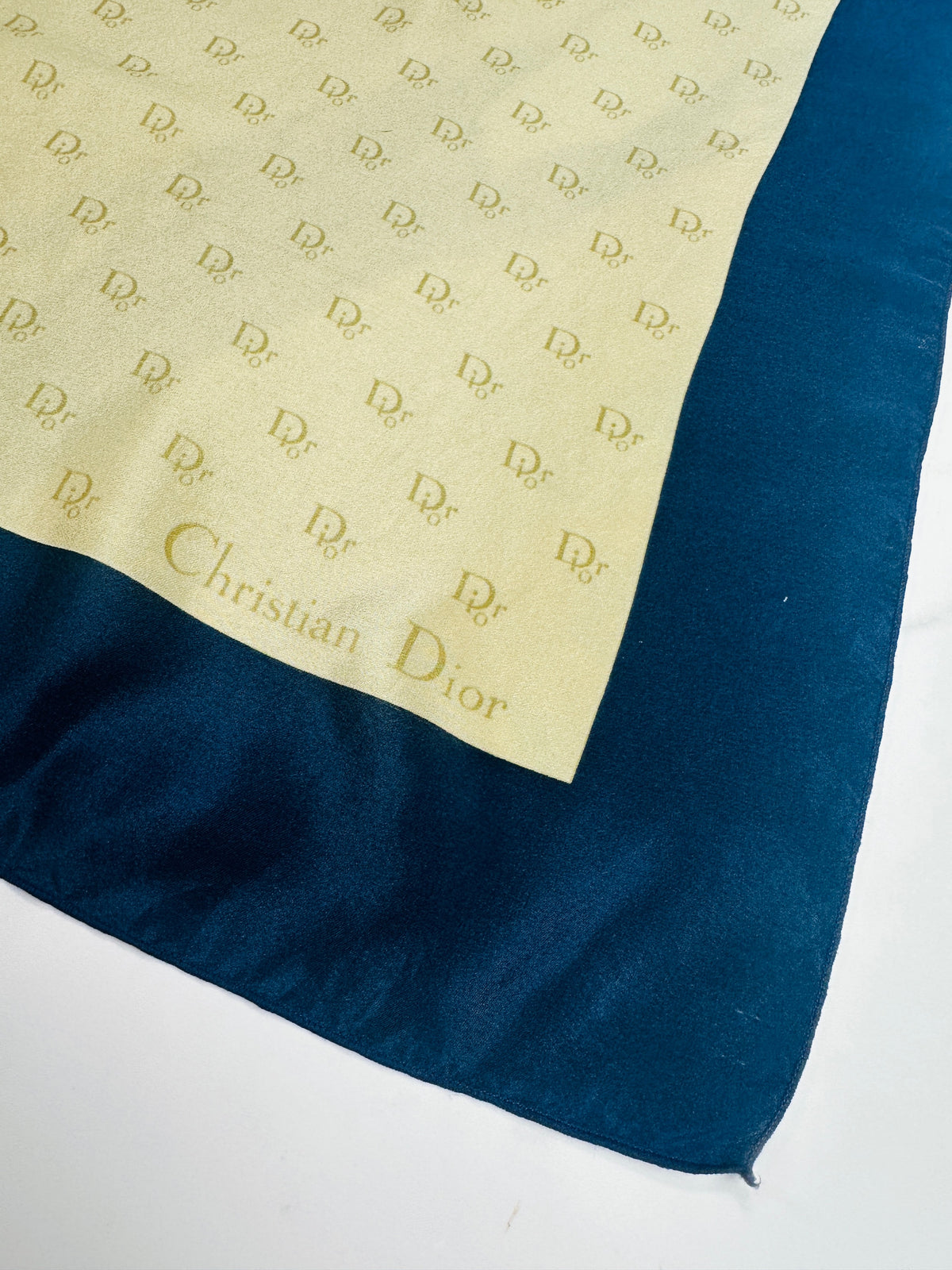 Foulard Christian Dior en Crêpe de Soie Bleu Marine et Beige avec Motif Logo Vintage Authentique