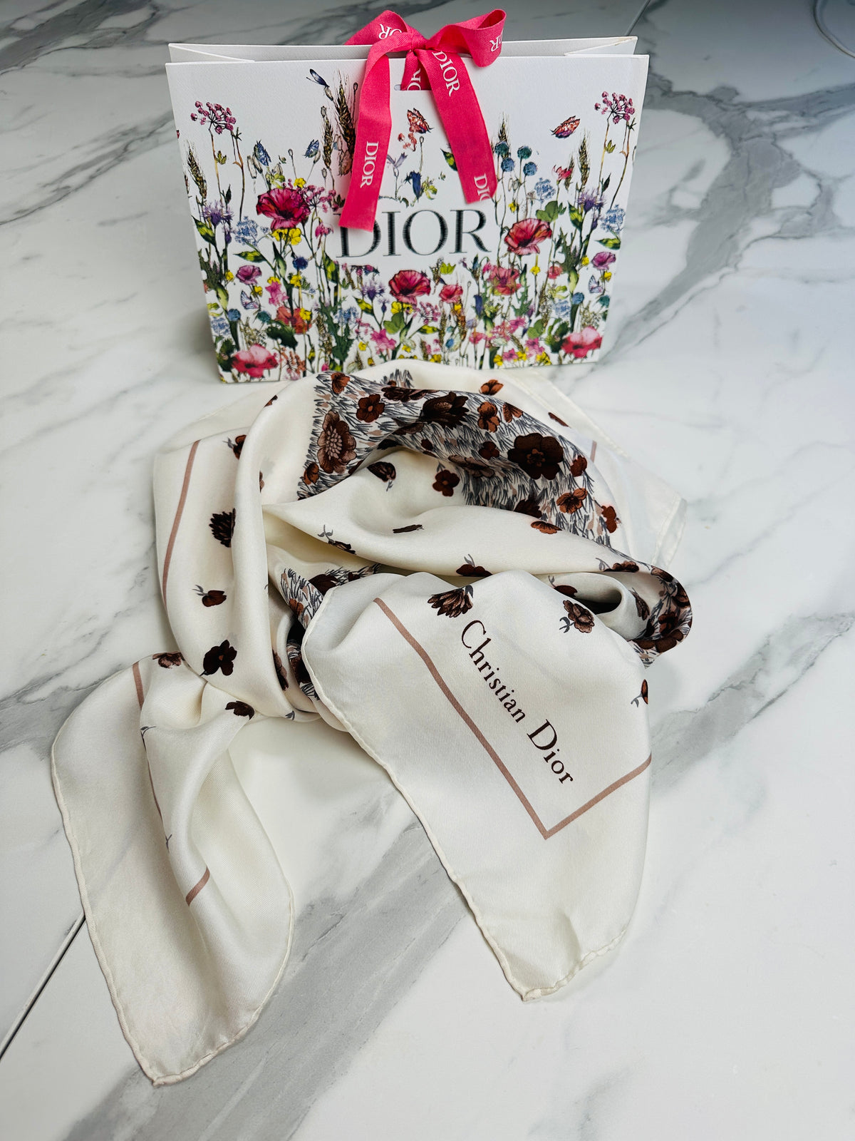 Carré Christian Dior en soie motif D floral vintage authentique