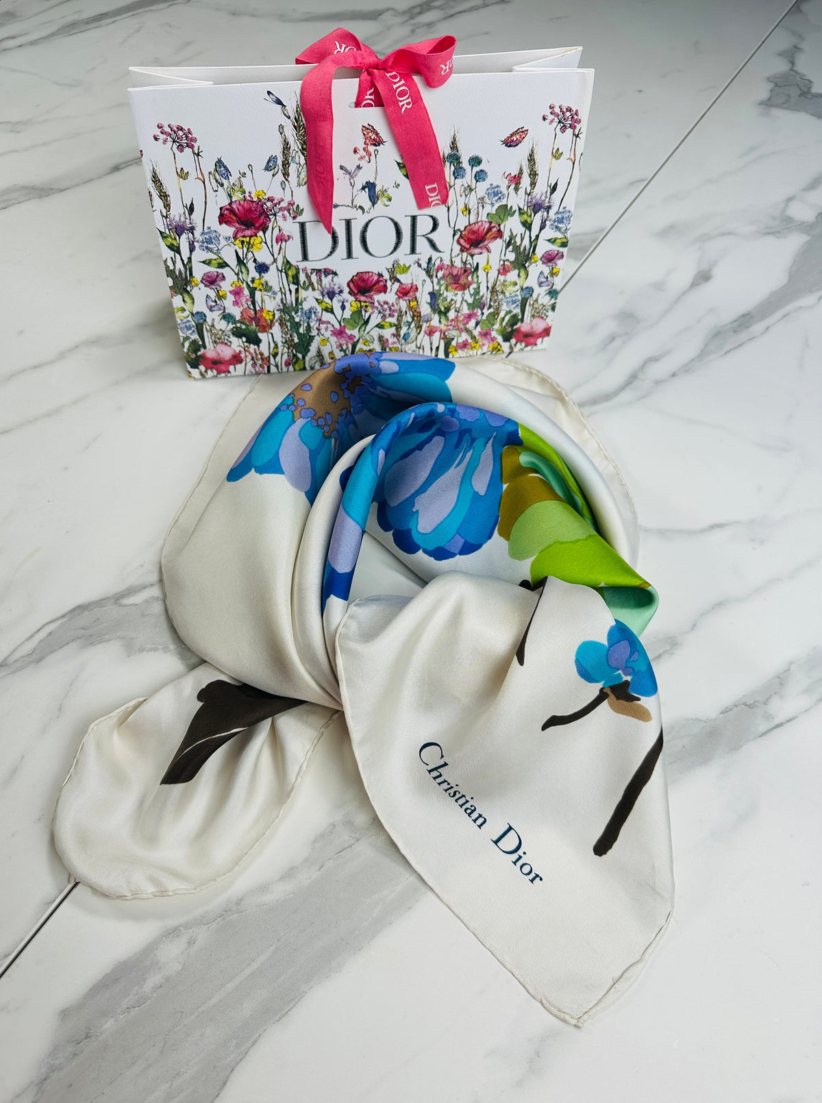 Foulard en soie vintage authentique Christian Dior ivoire et bleu à motif floral