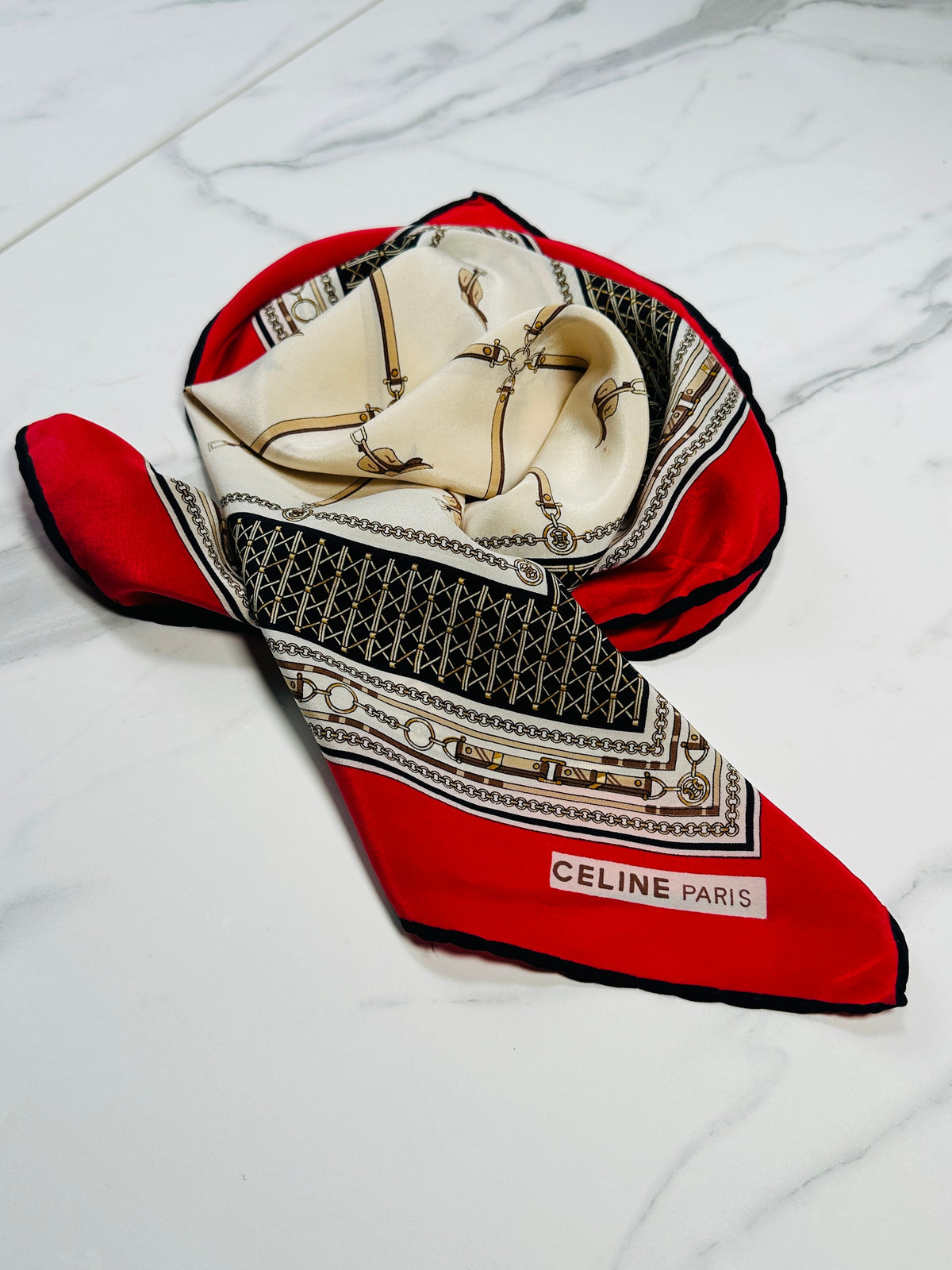 Foulard Céline Vintage Authentique en Soie Rouge et Crème à Motif Équestre