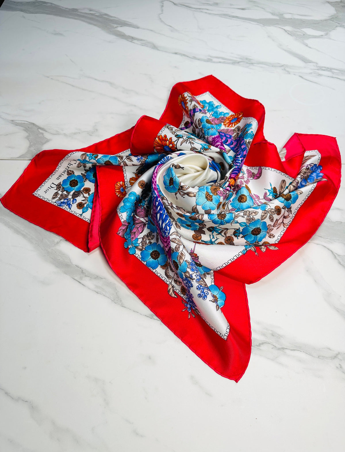 Grand foulard Christian Dior en soie rouge et blanche avec motif floral vintage authentique