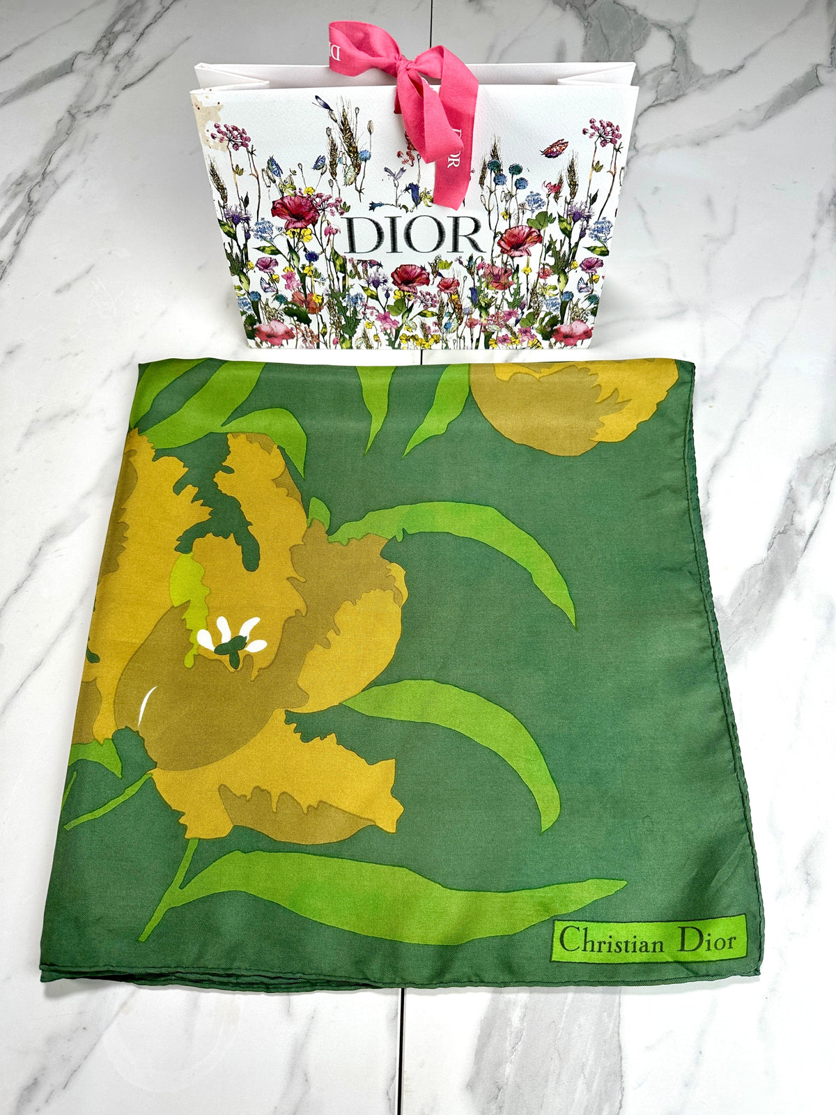 Carré Christian Dior en soie satinée vert et jaune motif floral vintage authentique