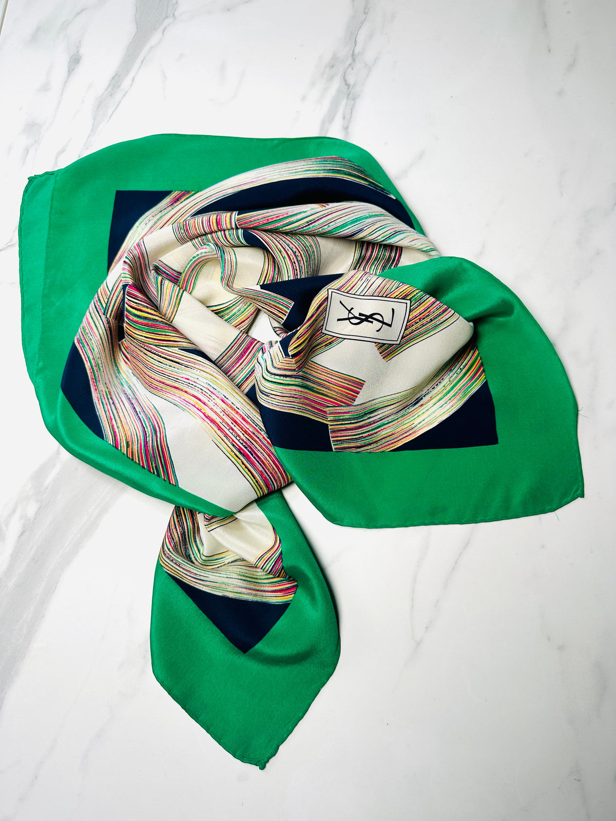 Grand foulard Yves Saint Laurent en soie verte et bleu marine avec motif abstrait vintage authentique