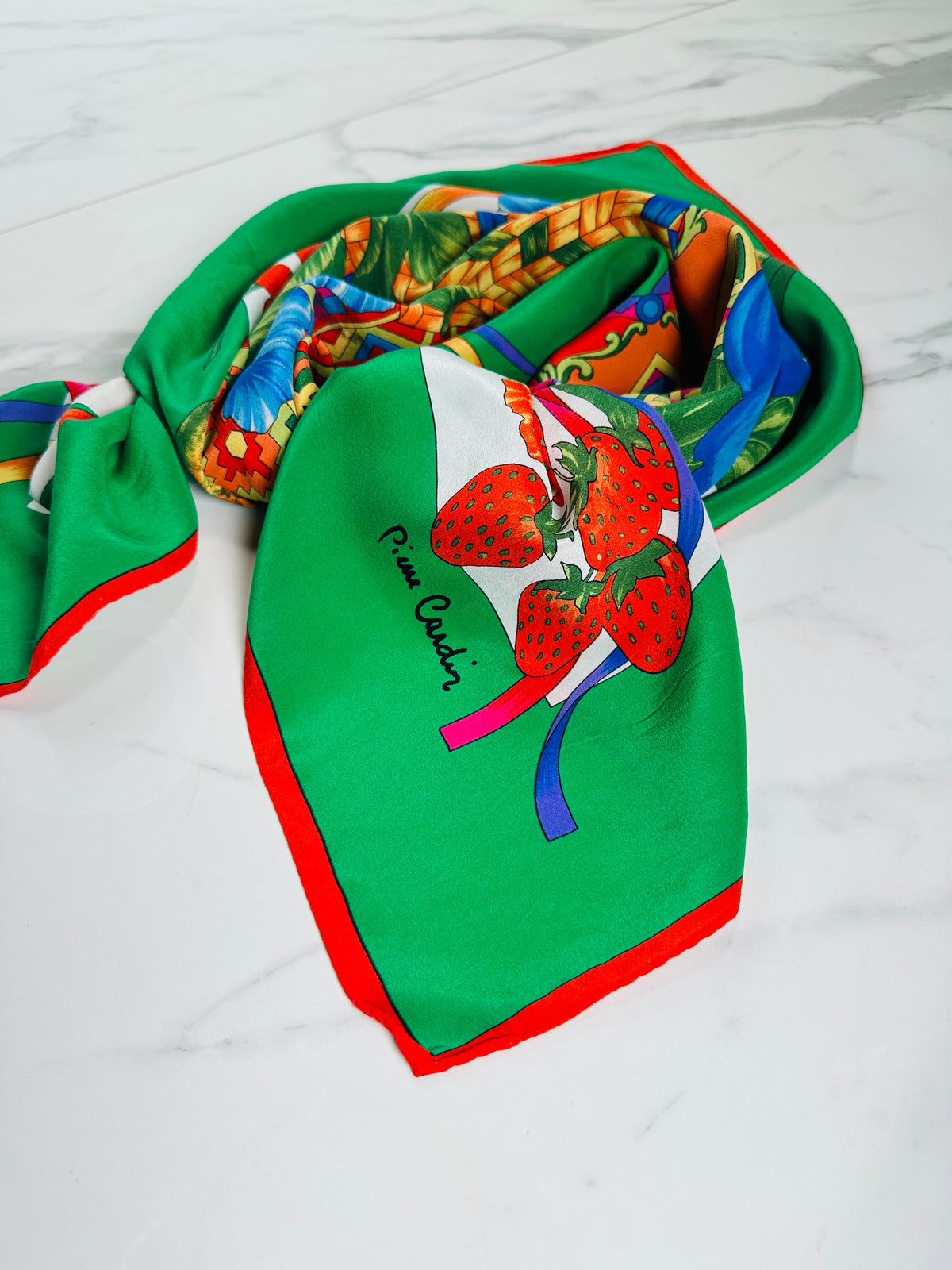 Grand carré Pierre Cardin en soie vert et rouge motif floral vintage authentique