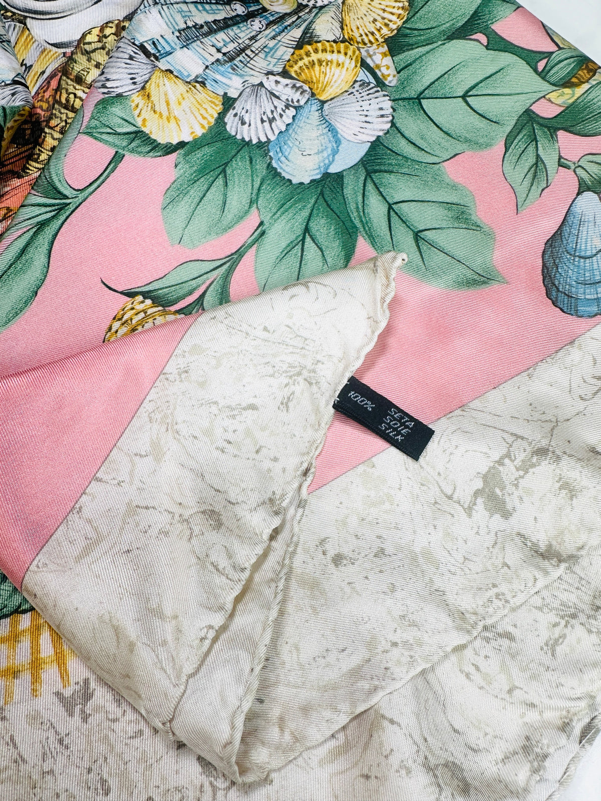 Grand carré Valentino en soie satinée rose et ivoire motif floral vintage authentique