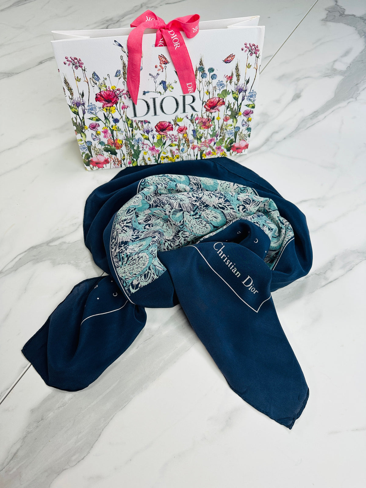 Foulard en soie vintage authentique Christian Dior à motif floral bleu marine et turquoise