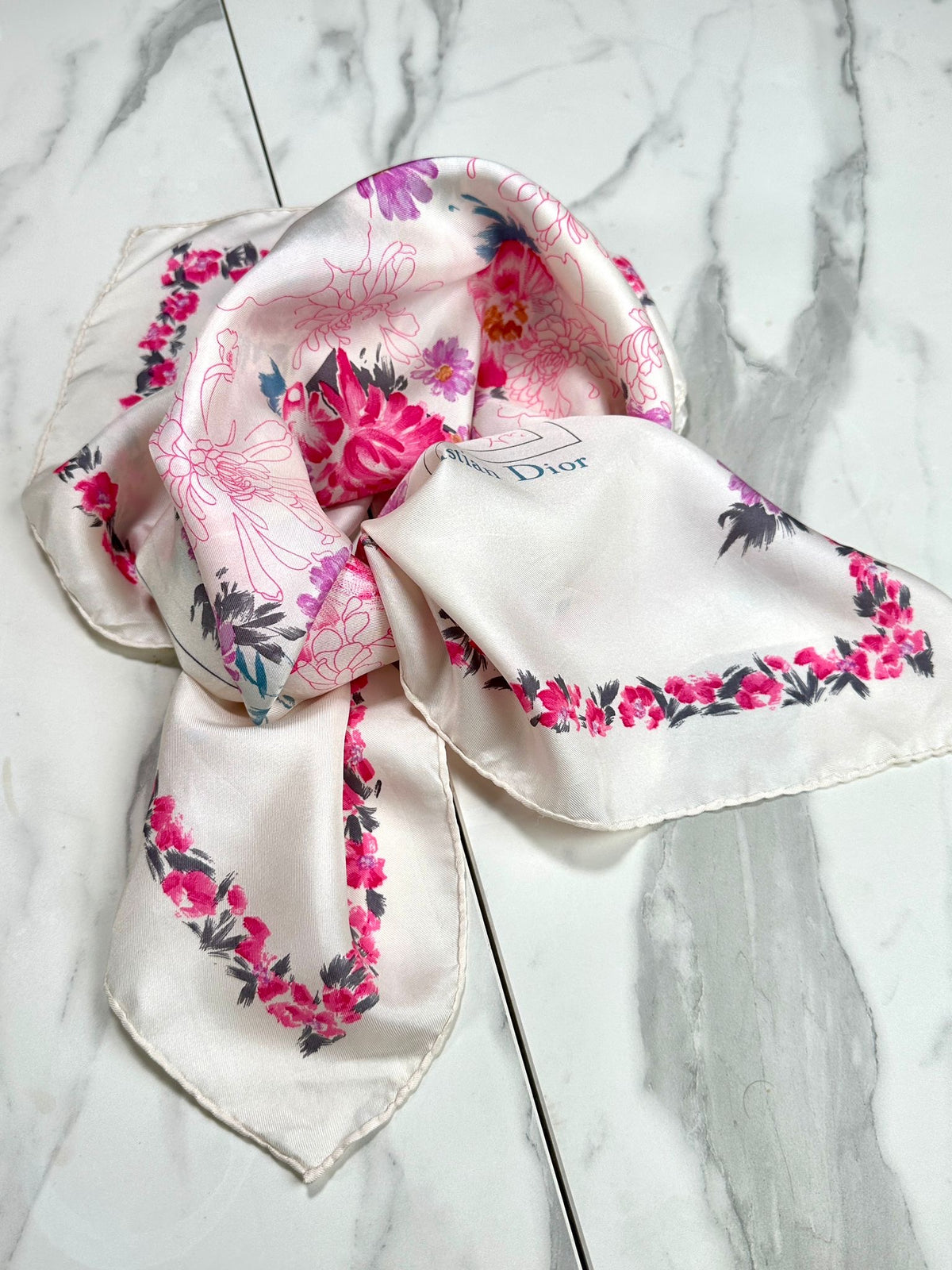 Carré Christian Dior en soie motif floral rose vintage authentique