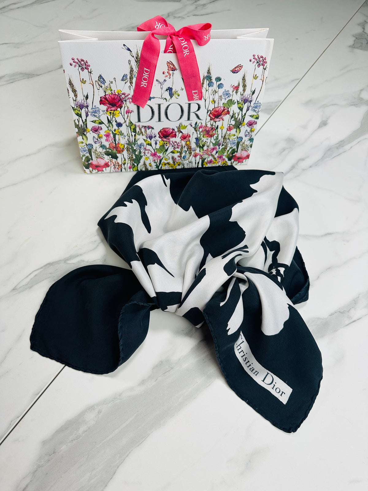 Foulard en soie satinée à motif floral noir et blanc Christian Dior vintage authentique