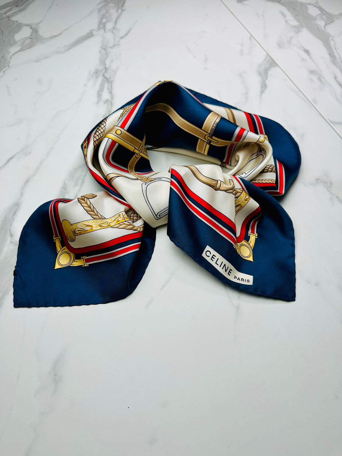 Foulard Céline Vintage Authentique en Soie Marine et Crème à Motif Équestre