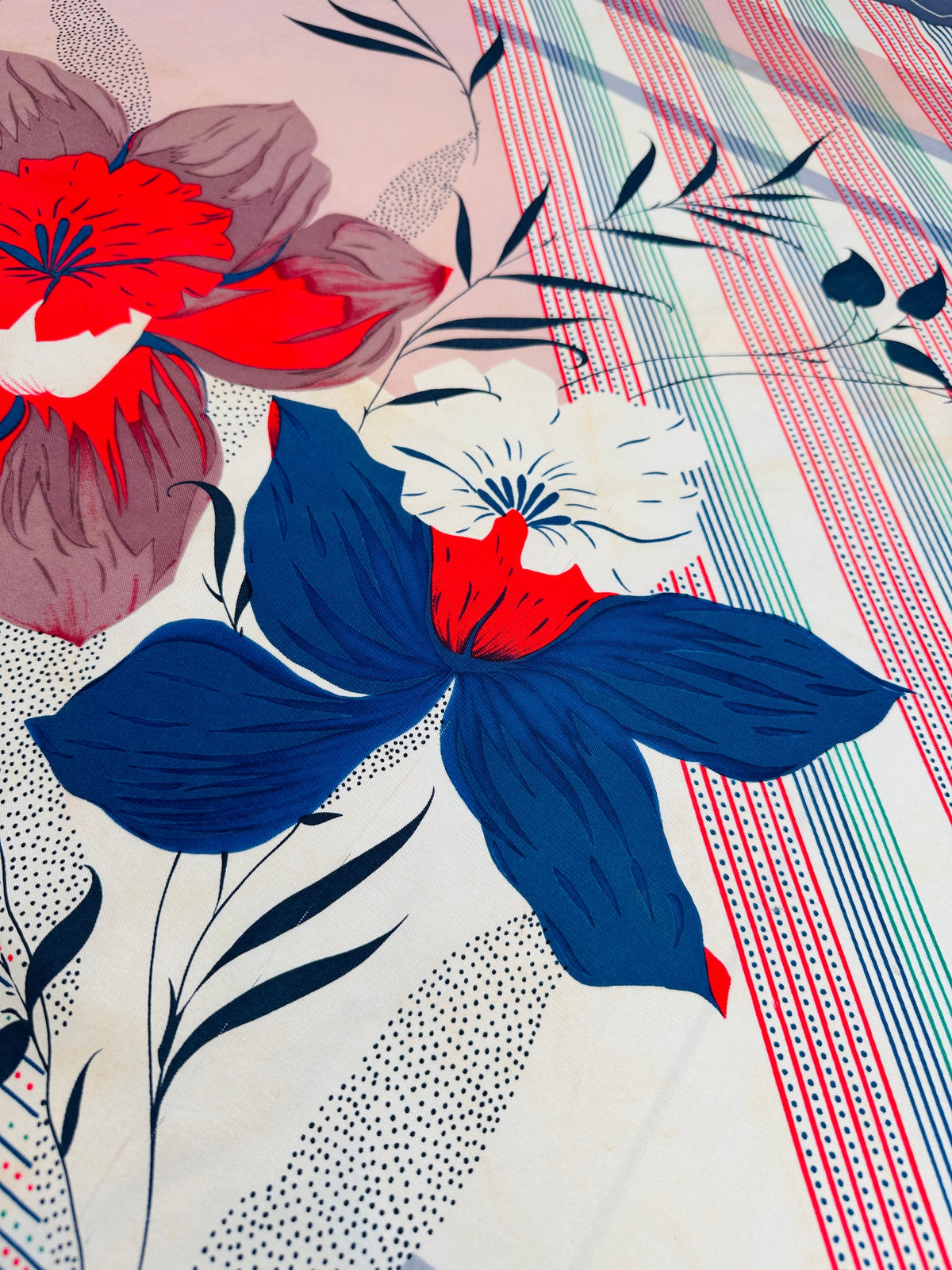 Carré Christian Dior en soie satinée bleu marine et rose motif floral vintage authentique