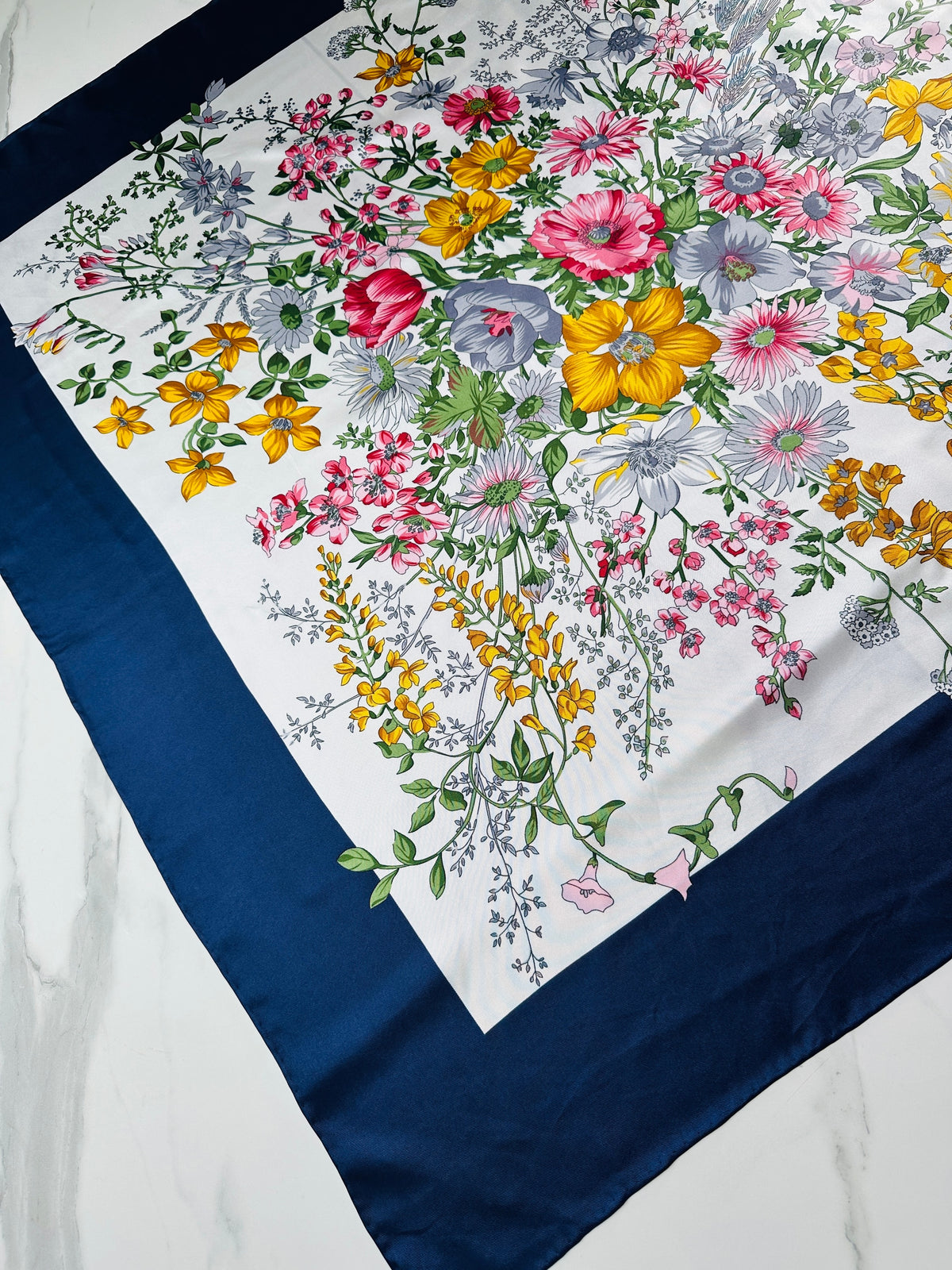 Grand foulard en soie Pierre Cardin bleu marine et blanc avec motif floral vintage authentique